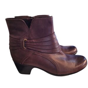 Clarks Bendables brown low heel booties- 7M.   L86